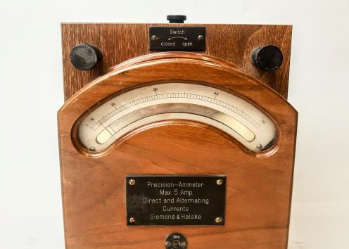 An instrument for measuring the current in a circuit. The manufacturer, Siemens & Halske, went on to become tech giant Siemens AG. This instrument was imported into the US by the James G Biddle Company.