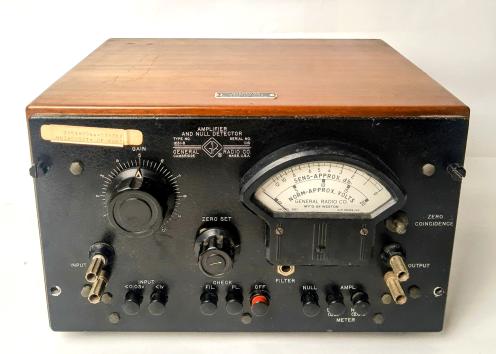 .This is the 1231-B Amplifier and Null Detector. It has a height of 8 in.; width of 12.25 in.; and depth of 10.75 in. It weighs 23.75 pounds, including batteries. The amplifier has a built-in vacuum-tube voltmeter, which consists of a diode rectifier, a d-e amplifier, and the panel meter.