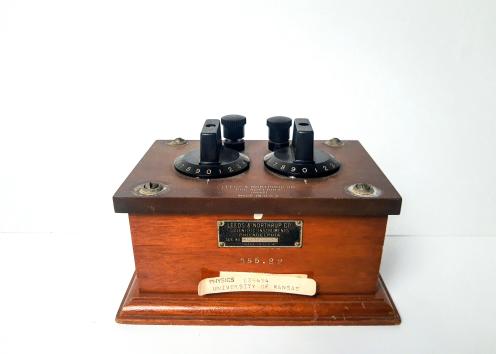 Enclosed switch resistance box model 4770 with 2 dial switches of 9(1+10) decade switches. It comes in a molded bakelite case.